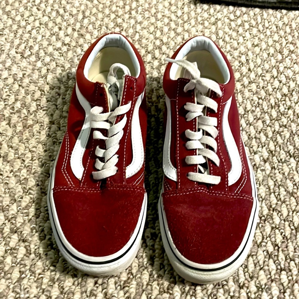 Boys Vans off the wall Maroon shoes size 5. Great Condition! Worn once